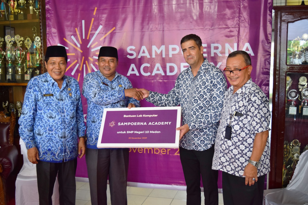 Committed to Helping Improve Quality of Education, Sampoerna Academy Medan Donates Computer Lab