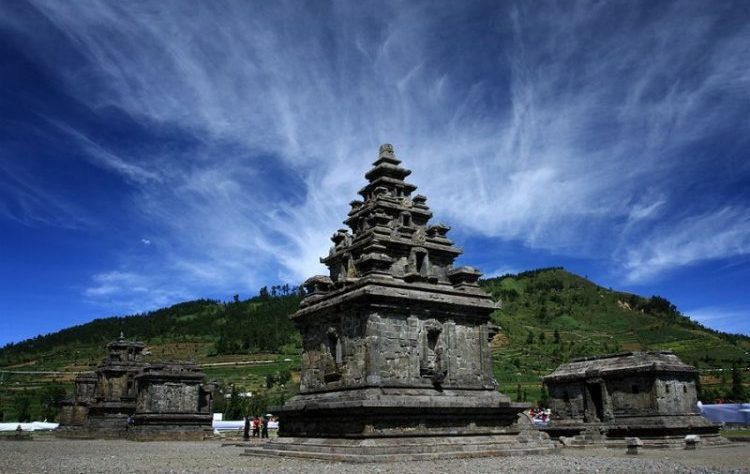 Kerajaan Kalingga juga dikenal dengan nama kerajaan Holing yang letaknya berada di Jawa Tengah, nama Kalingga bukan berasal dari nusantara.